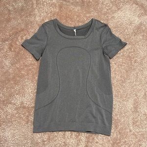 Swiftly Relaxed Fit Short Sleeve Shirt in grey size 4